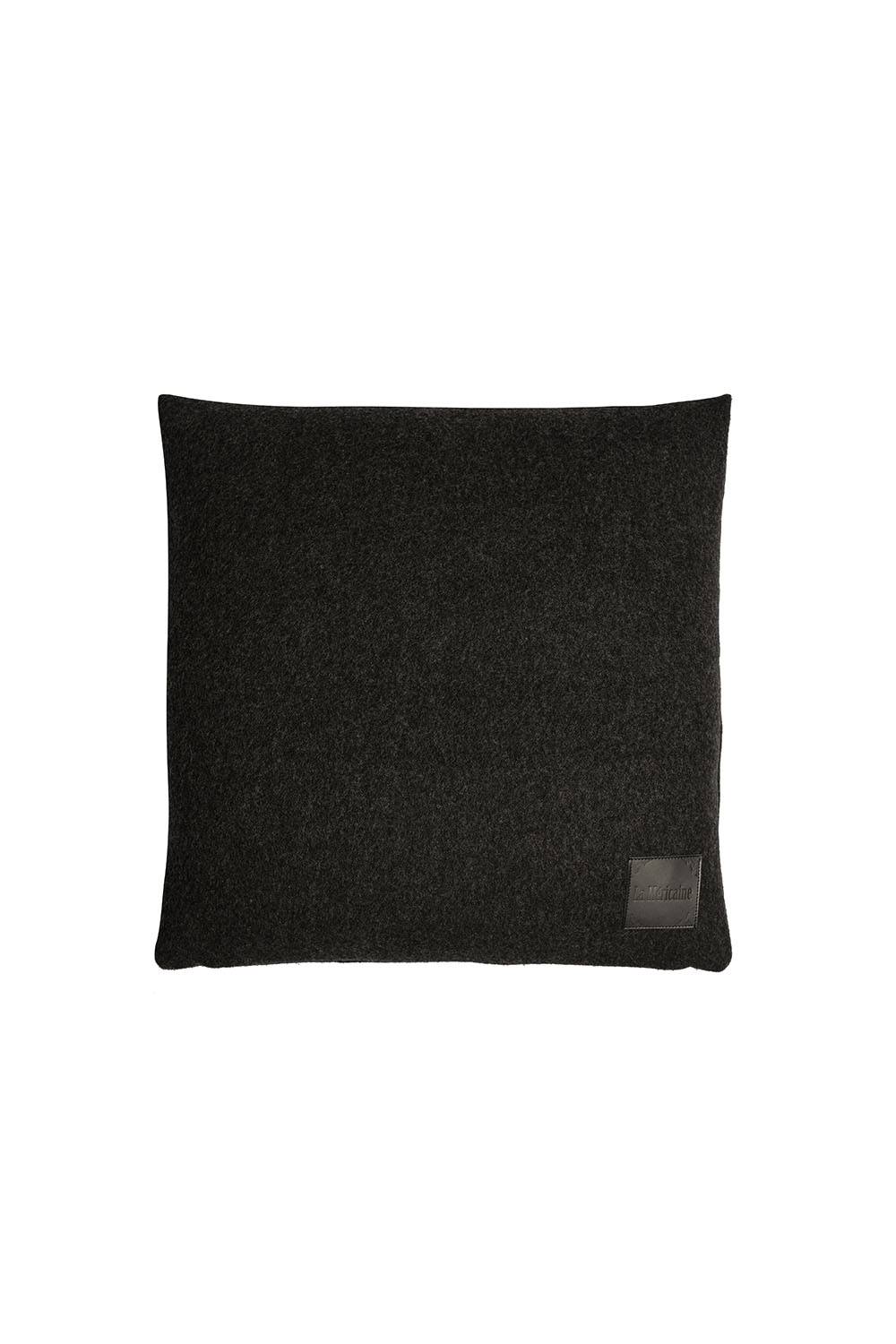 Coussin carré DRESSED IN BLACK