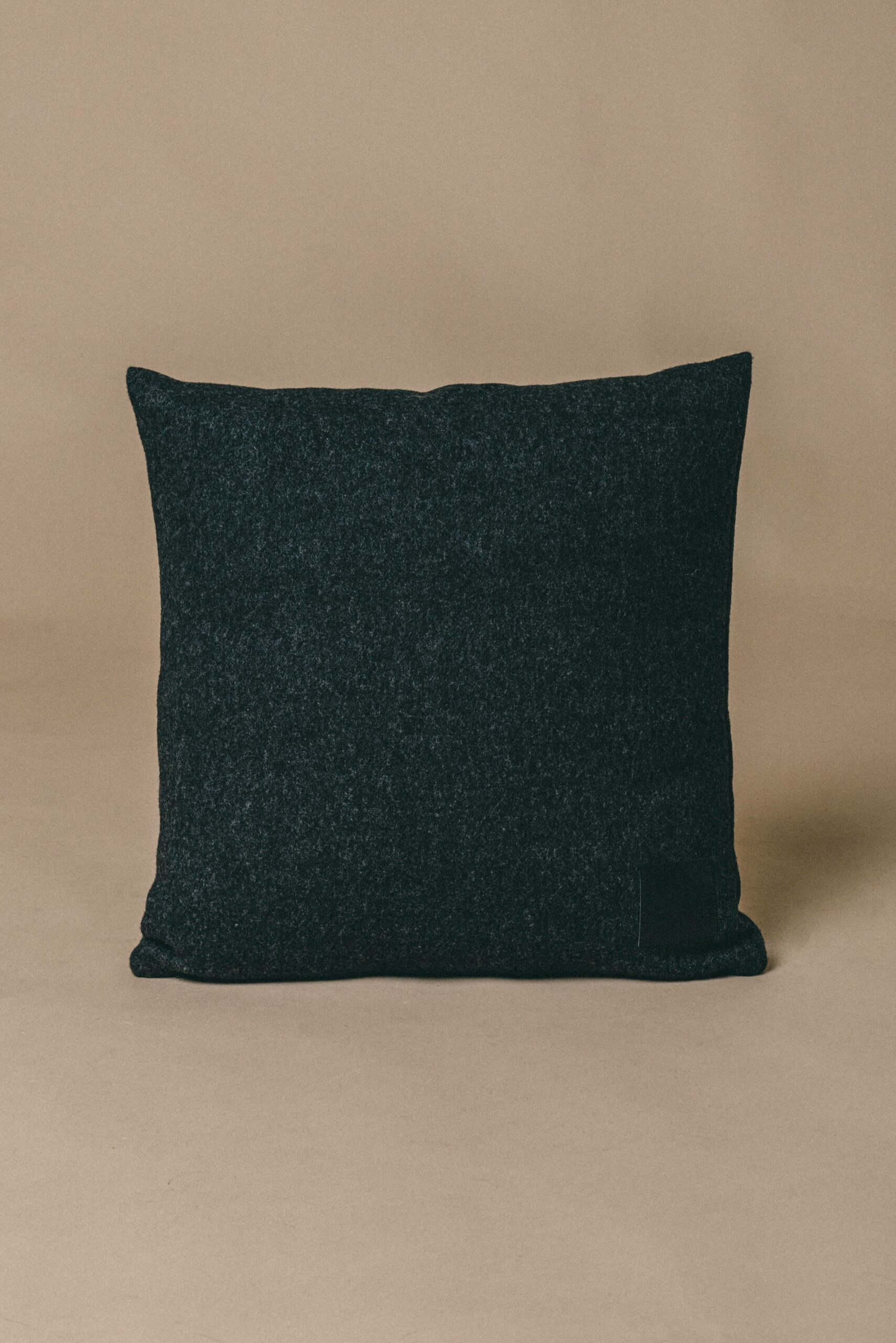 Coussin carré DRESSED IN BLACK